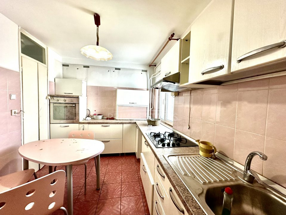 De vanzare apartament 3 camere de renovat Parcul Tineretului