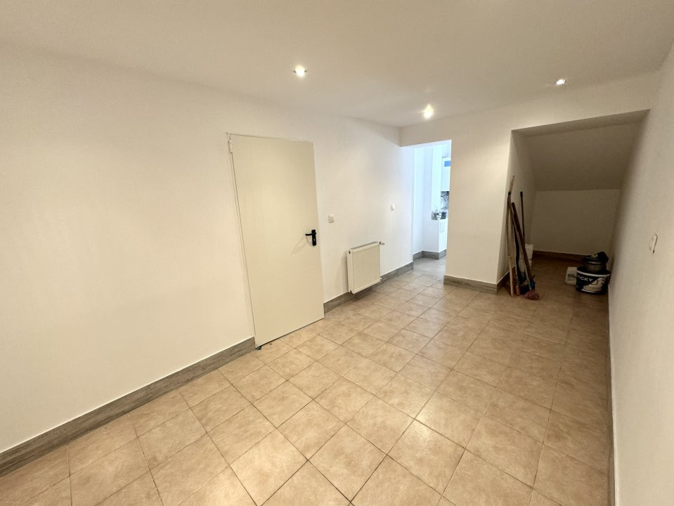 Vila P+1 E cu garaj de inchiriat Tunari Str. Paris - 4 camere