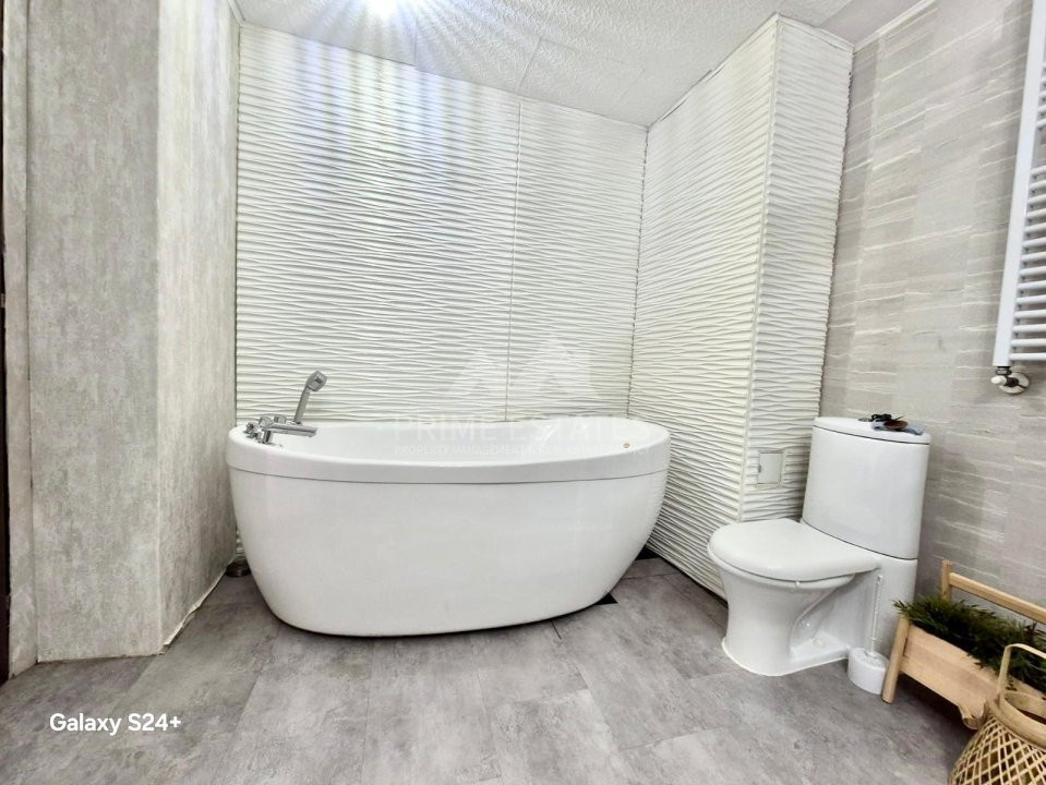 For sale 2 bedrooms, very spacious 145 sqm in Herastrau