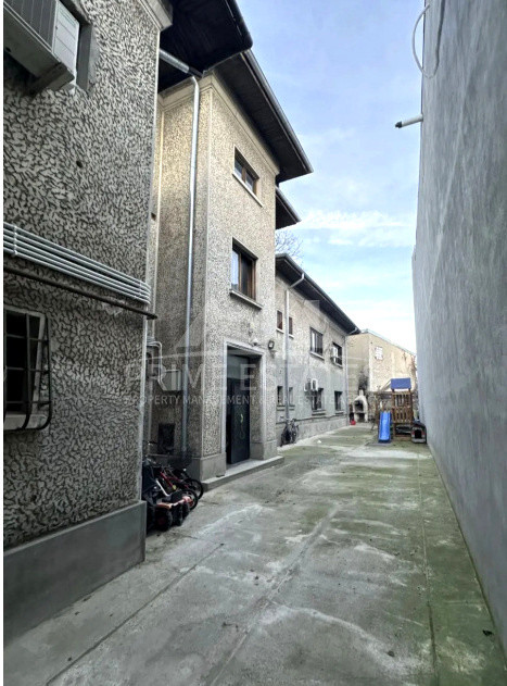 De vanzare apartament 3 camere +curte zona Unirii-Serban Voda 