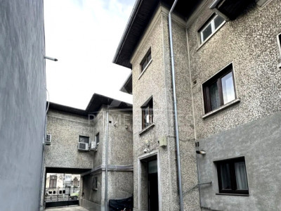 De vanzare apartament 3 camere +curte zona Unirii-Serban Voda 
