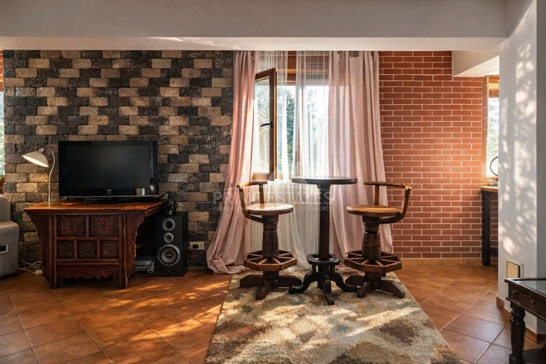 2 camere in vila de inchiriat cu gradina