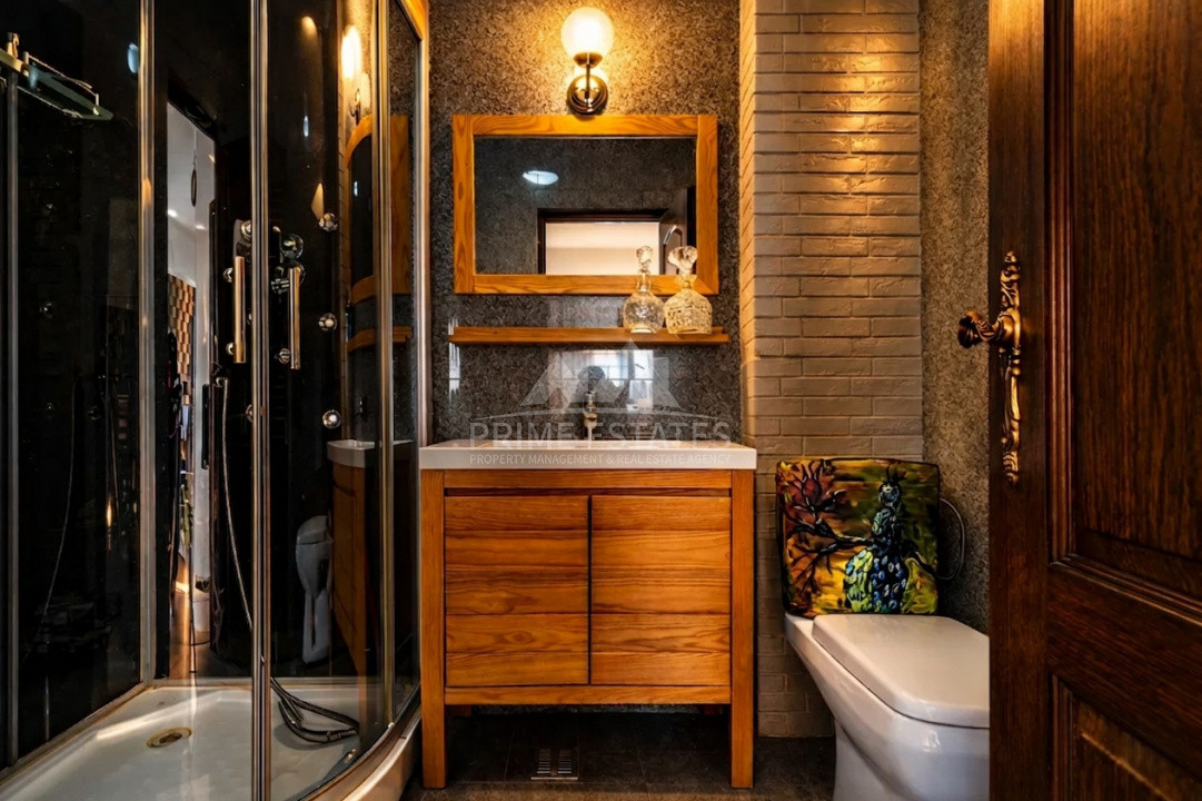 2 camere in vila de inchiriat cu gradina