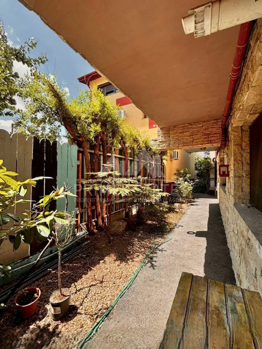 2 camere in vila de inchiriat cu gradina