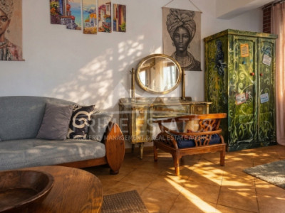 2 camere in vila de inchiriat cu gradina