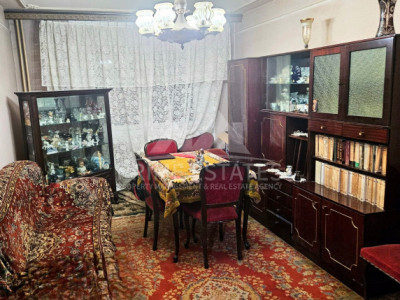 De vanzare apartament 4 camere  Teiul Doamnei -Lacul Tei