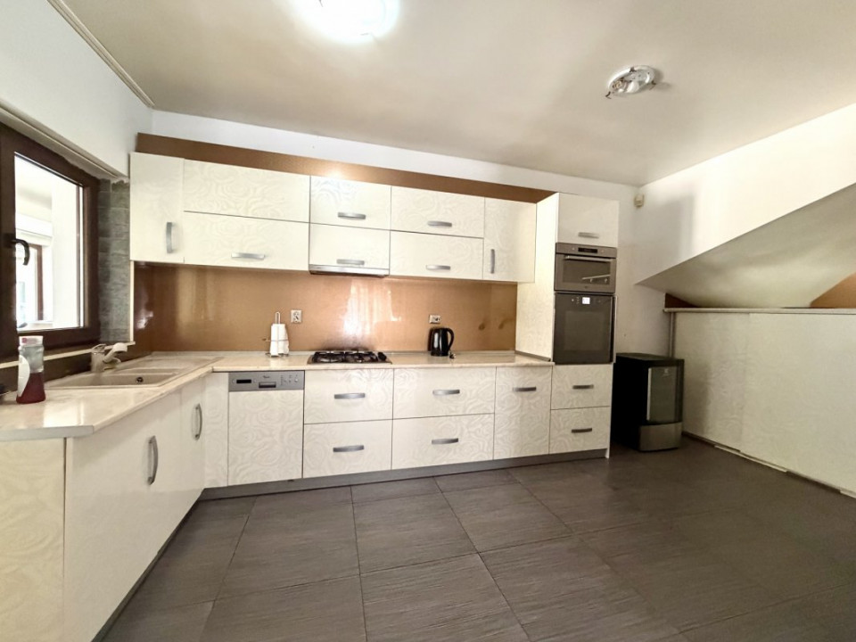Domeniu Privat cu 3.278 mp Teren | Piscină, Iaz Ornamental și Reședință