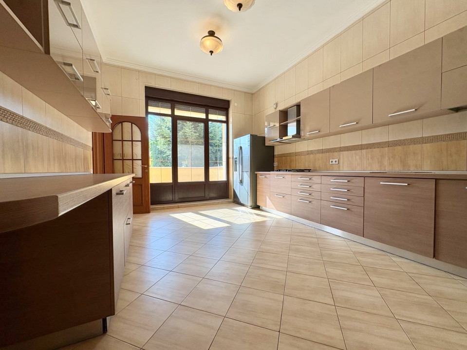Vila eleganta in stil italian 8 camere -Pipera Iancu Nicolae 