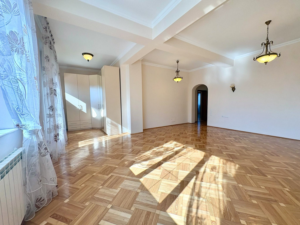 Vila eleganta in stil italian 8 camere -Pipera Iancu Nicolae 