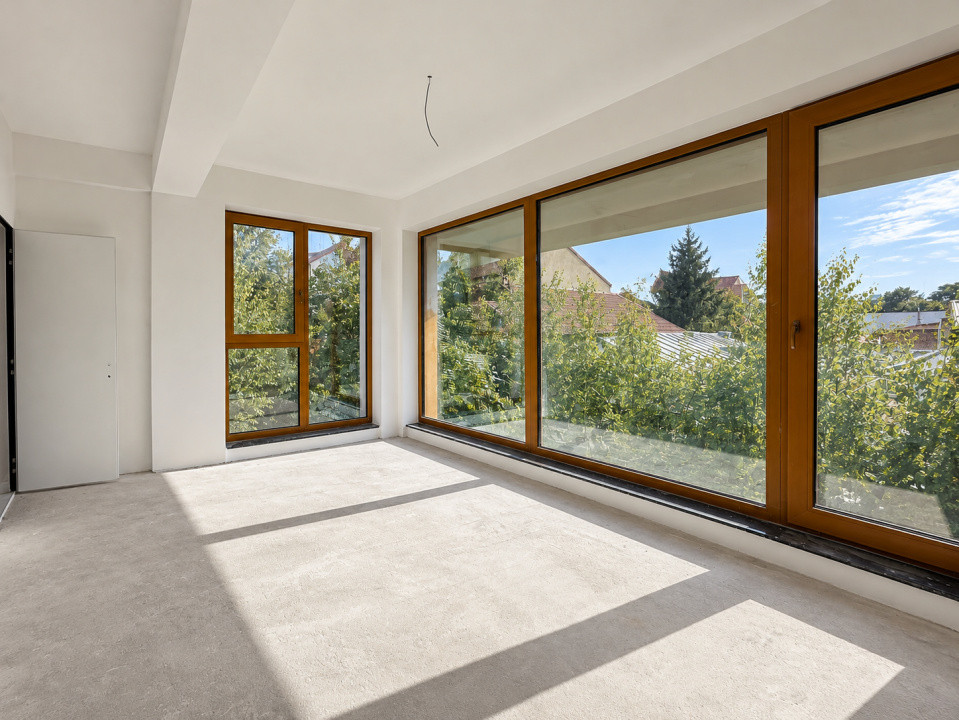 De Vanzare Apartament 3 camere | Curte 116 mp | Piata Domenii