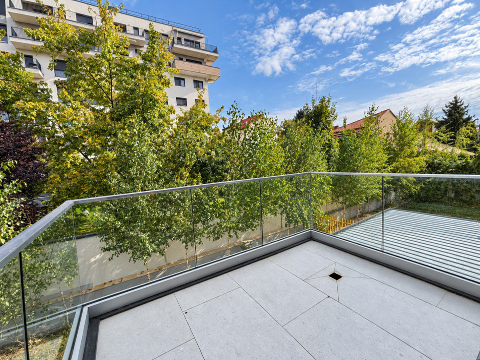 De Vanzare Apartament 3 camere | Curte 140  mp | Piata Domenii