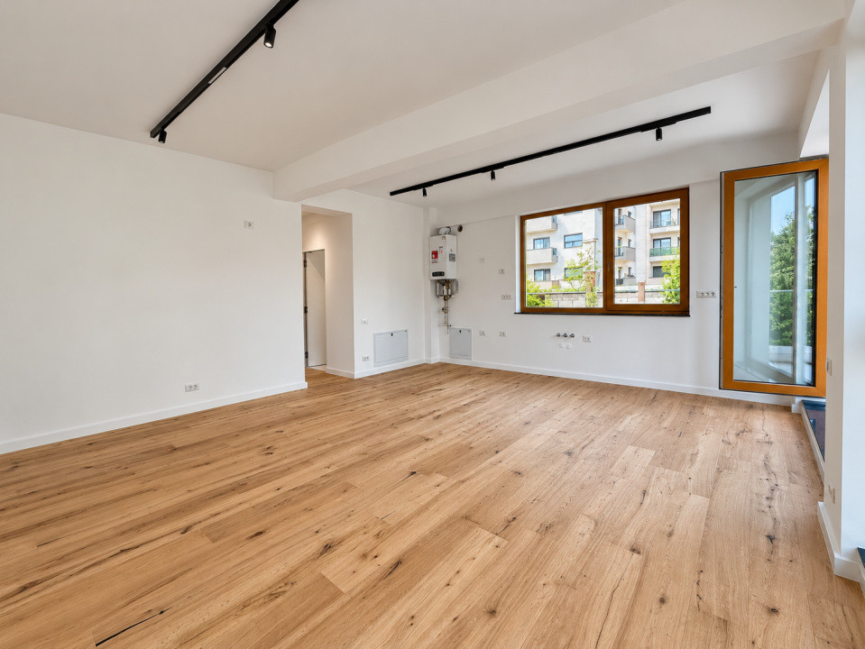 De Vanzare Apartament 3 camere | Curte 140  mp | Piata Domenii