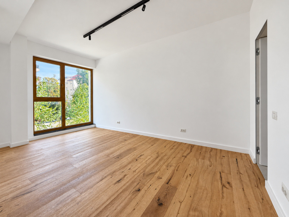 De Vanzare Apartament 3 camere | Curte 140  mp | Piata Domenii