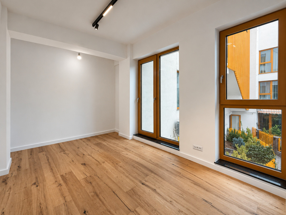 De Vanzare Apartament 3 camere | Curte 140  mp | Piata Domenii
