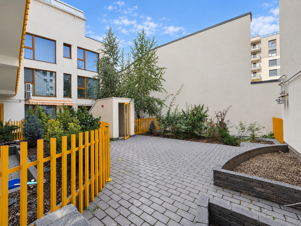 De Vanzare Apartament 3 camere | Curte 140  mp | Piata Domenii