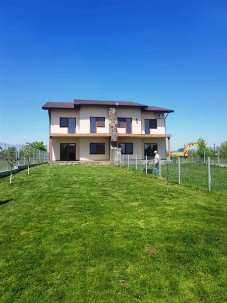 Vanzare Vila cu teren 500 mp, tip duplex cu perete dublu