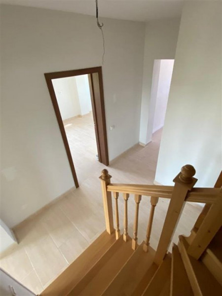 Vanzare Vila cu teren 500 mp, tip duplex cu perete dublu