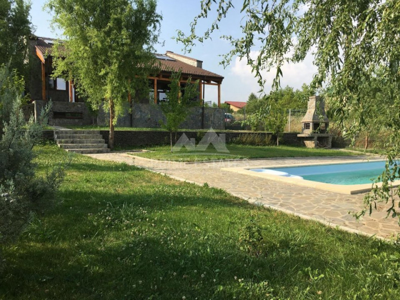 For sale villa with access to the lake with pool and land 2400 sqm